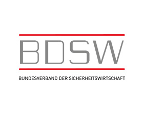 Grauer Schriftzug BDSW zwischen zwei horizontalen roten Linien über dem Text Bundesverband der Sicherheitswirtschaft.