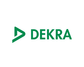 Grünes Logo mit einem stilisierten Dreieckssymbol und dem Schriftzug DEKRA auf weißem Hintergrund.
