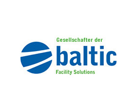 Blaues kreisförmiges Symbol mit weißen Streifen neben dem Text Gesellschafter der baltic Facility Solutions.