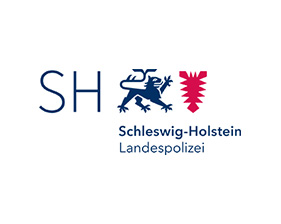 Logo mit den Buchstaben SH, einem blauen Löwen, einem roten Nesselblatt sowie dem Text Schleswig-Holstein Landespolizei.