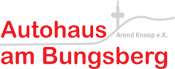 Logo mit dem roten Schriftzug Autohaus am Bungsberg, dem Namen Arend Knoop e.K. und einer grauen Turm-Silhouette auf einer Hügellinie.