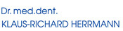 Blauer zweizeiliger Schriftzug mit dem Text Dr. med. dent. Klaus-Richard Herrmann.