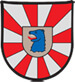 Wappen mit rot-weißen Strahlen und einem blauen Tierkopf auf einem silbernen Mittelschild.