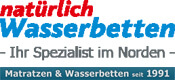 Schriftzug natürlich Wasserbetten mit dem Zusatz Ihr Spezialist im Norden sowie Matratzen & Wasserbetten seit 1991 auf weißem Hintergrund.
