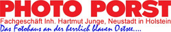 Roter Schriftzug PHOTO PORST mit Informationen zum Fachgeschäft in Neustadt in Holstein und einem blauen Slogan auf weißem Grund.