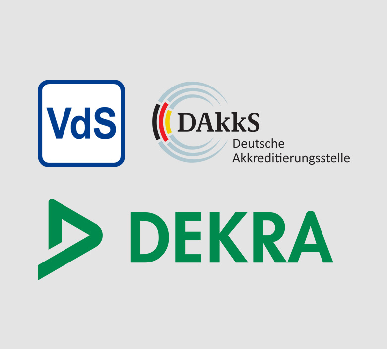 Logos von VdS, DAkkS Deutsche Akkreditierungsstelle und DEKRA auf grauem Hintergrund.
