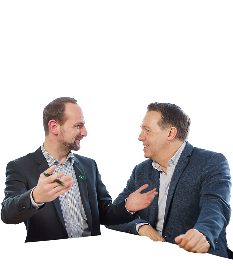 Zwei Männer in Business-Kleidung unterhalten sich gestikulierend vor weißem Hintergrund.