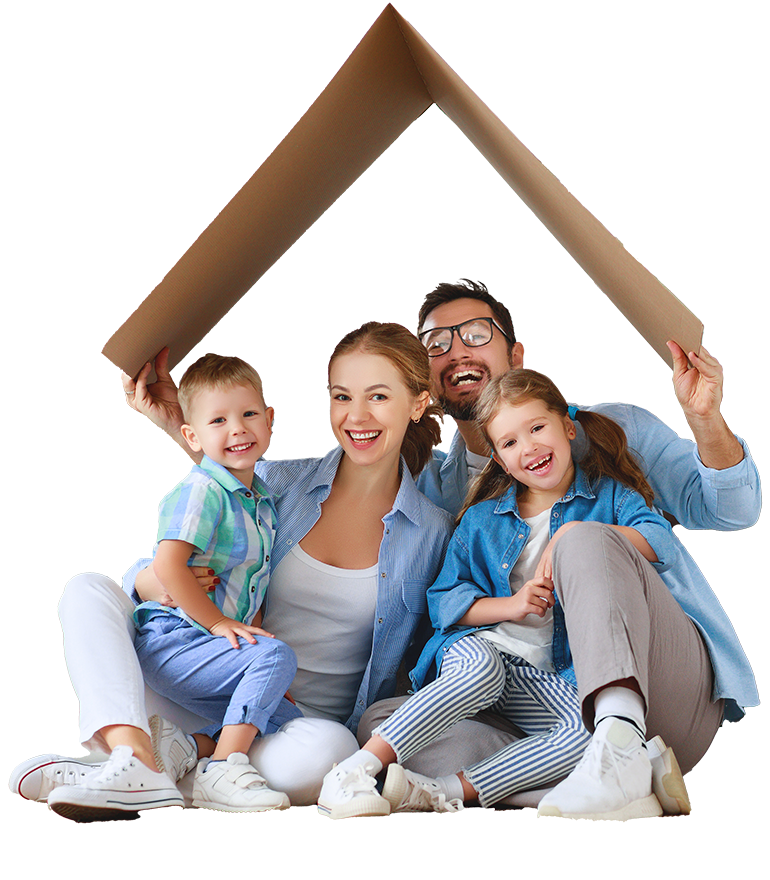 Eine lächelnde vierköpfige Familie sitzt auf dem Boden und hält ein symbolisches Dach aus Pappe über sich.