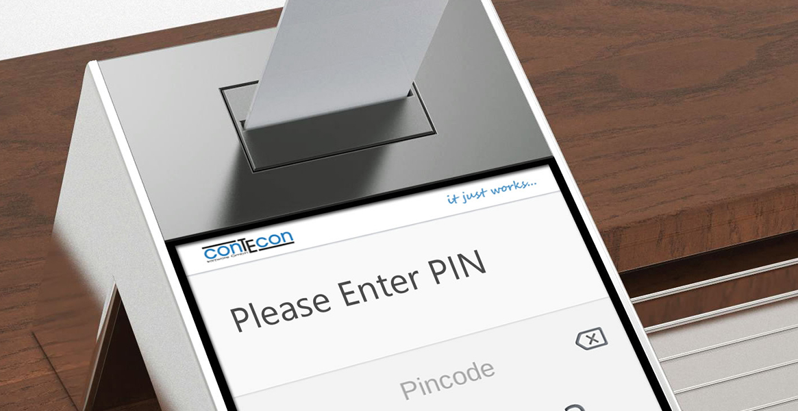 Elektronisches Terminal mit Touchscreen zur PIN-Eingabe und Kartenschlitz auf einer Holzoberfläche; Displaytext: Please Enter PIN.