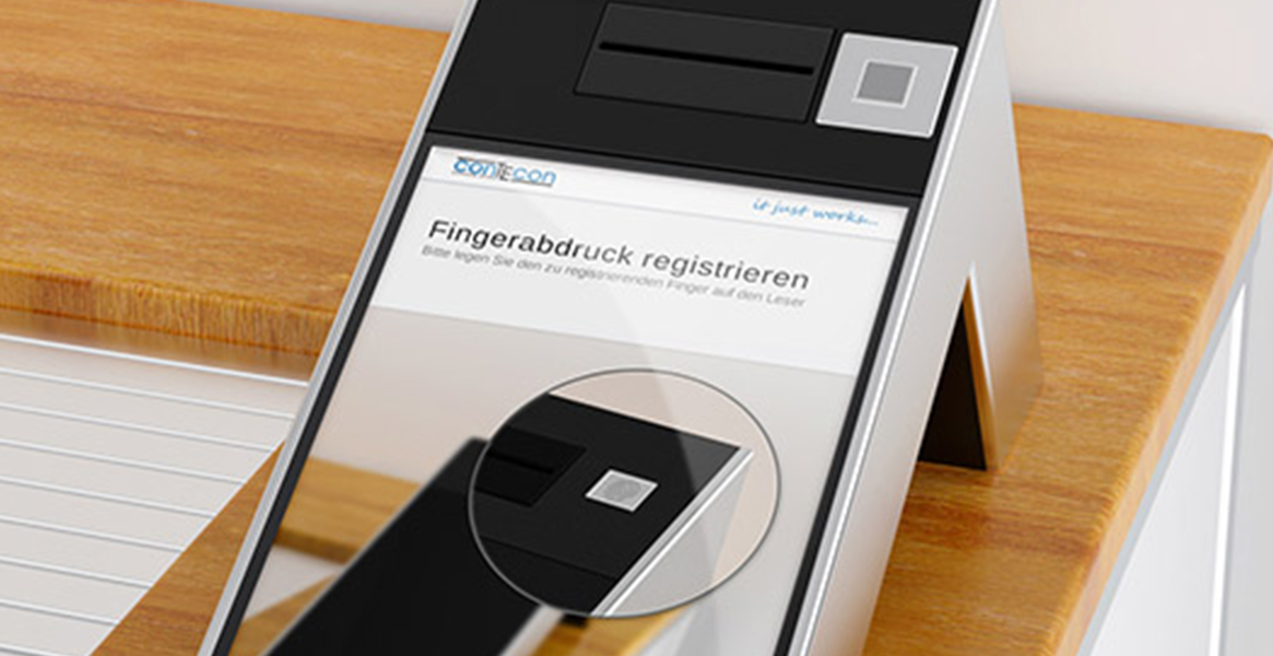 Terminal mit Display zur Fingerabdruck-Registrierung für ein Schließfachsystem auf einer Holzoberfläche.