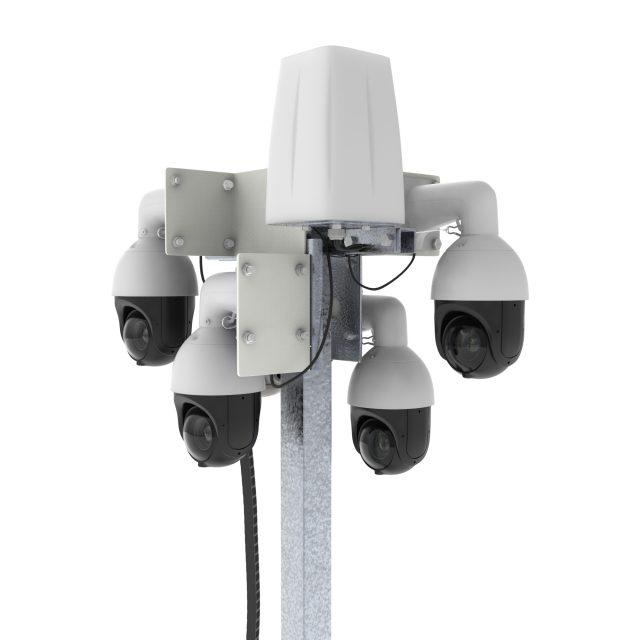 Mobile Videoüberwachung mit vier Kameras Vier weiße Überwachungskameras mit schwarzen Objektiven sind an einem verzinkten Metallmast montiert und in verschiedene Richtungen ausgerichtet.