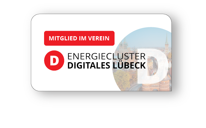 Weißes Logo-Schild mit der Aufschrift Mitglied im Verein Energiecluster Digitales Lübeck und einer Stadtansicht im Hintergrund.