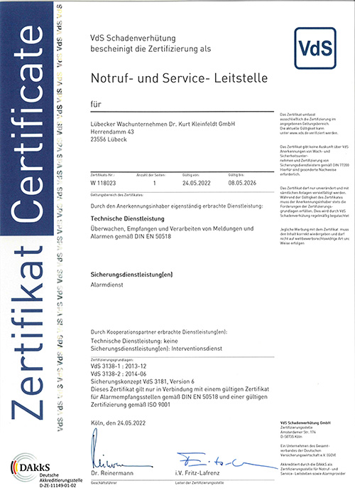Offizielles VdS-Zertifikat für eine Notruf- und Service-Leitstelle mit Textangaben, Logos der VdS und DAkkS sowie zwei Unterschriften im unteren Bereich.