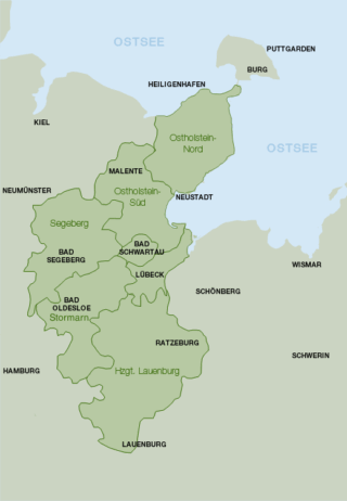 Landkarte mit grün markierten Regionen wie Ostholstein, Segeberg, Stormarn und Herzogtum Lauenburg sowie angrenzenden Städten und der Ostsee.
