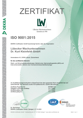 ISO 9001:2015 Zertifikat der DEKRA für das Lübecker Wachunternehmen Dr. Kurt Kleinfeldt GmbH mit grünem Wellenmuster.